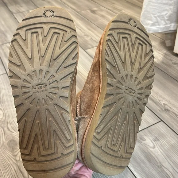 Barely worn authentic Uggs in chestnut - Picture 4 of 6